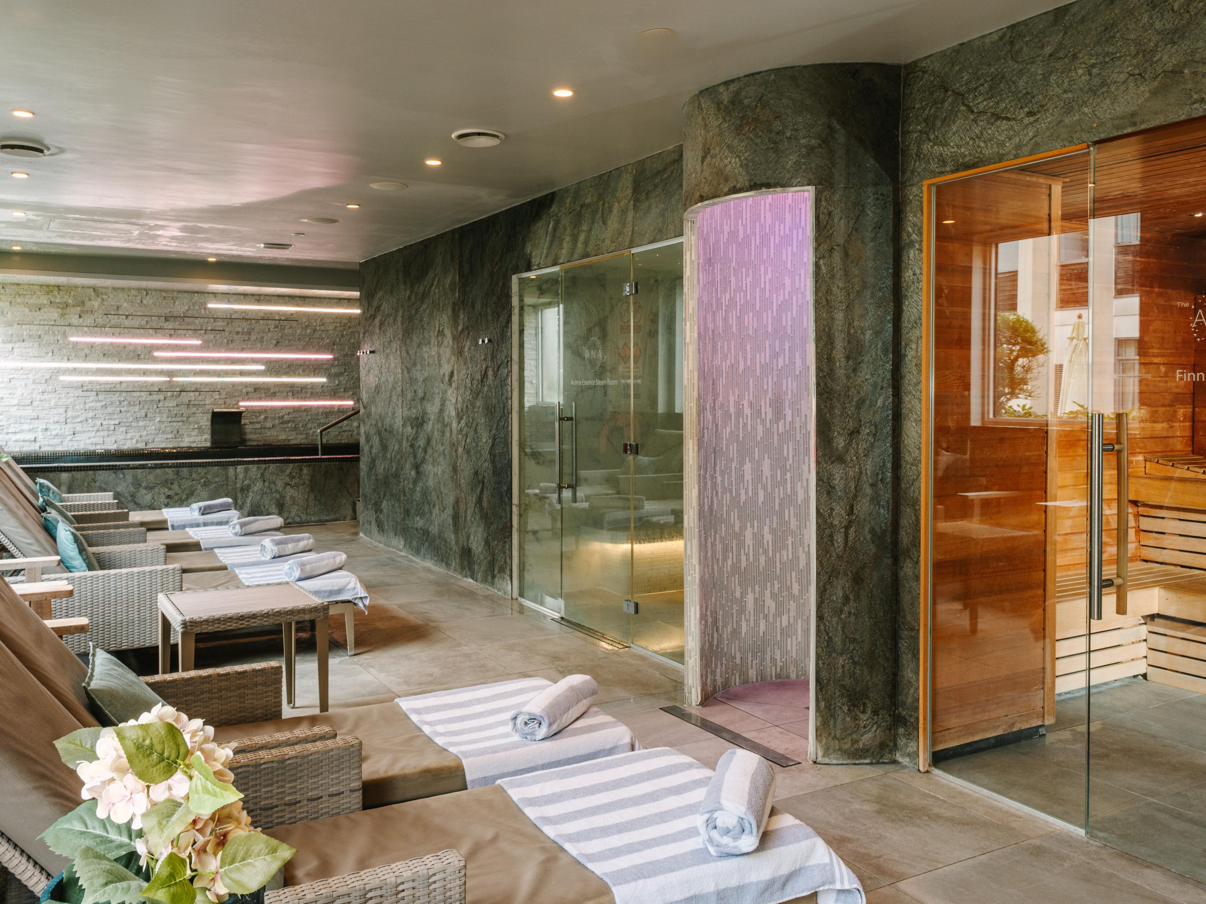 ANA Spa menawarkan kemewahan terbaik. Manjakan diri dengan perawatan wajah atau pijat Elemis di salah satu dari lima ruang perawatan kami, berolahraga di gym dan studio atau hanya bersantai di kolam hidroterapi, sauna, dan ruang uap. Nikmati teh sore atau makan siang di Spa Lounge dan bagi mereka yang mencari kesenangan, nikmati waktu di Mud Rasul Suite kami.   