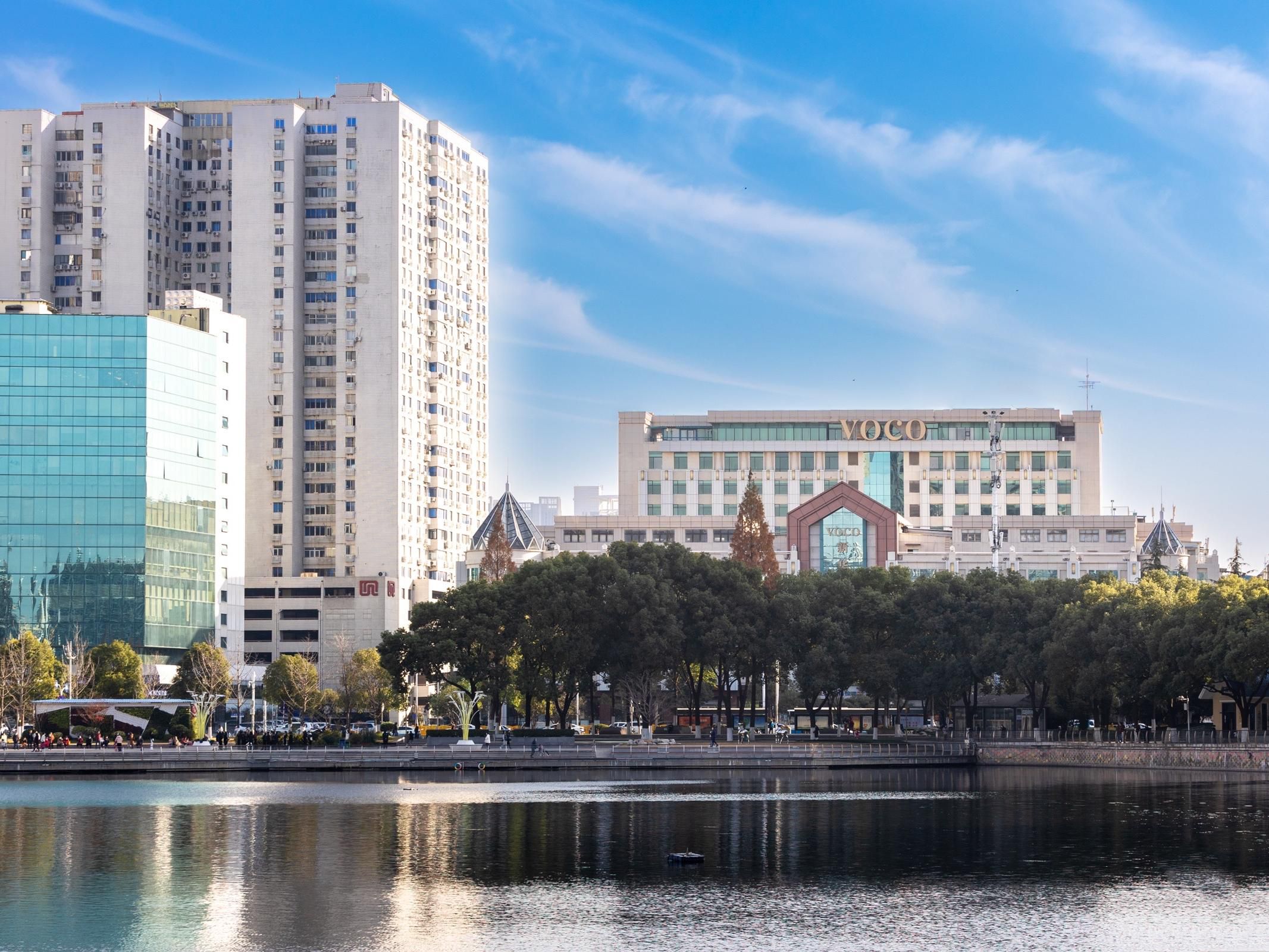 背靠万松园美食街，品尝各种小吃