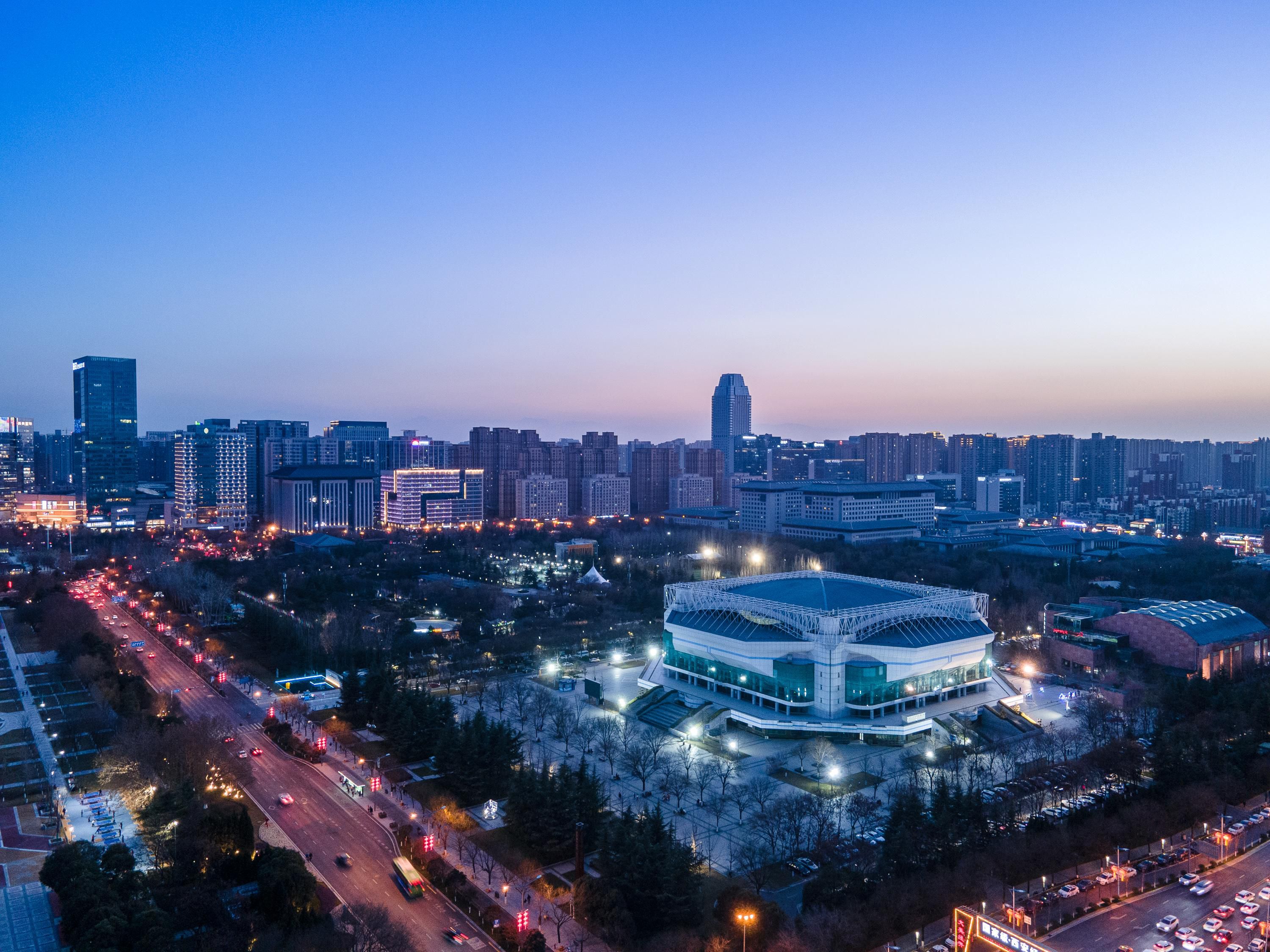 The hotel sits adjacent to the Xi'an City Sports Park，only need 5 minutes' walk to reach