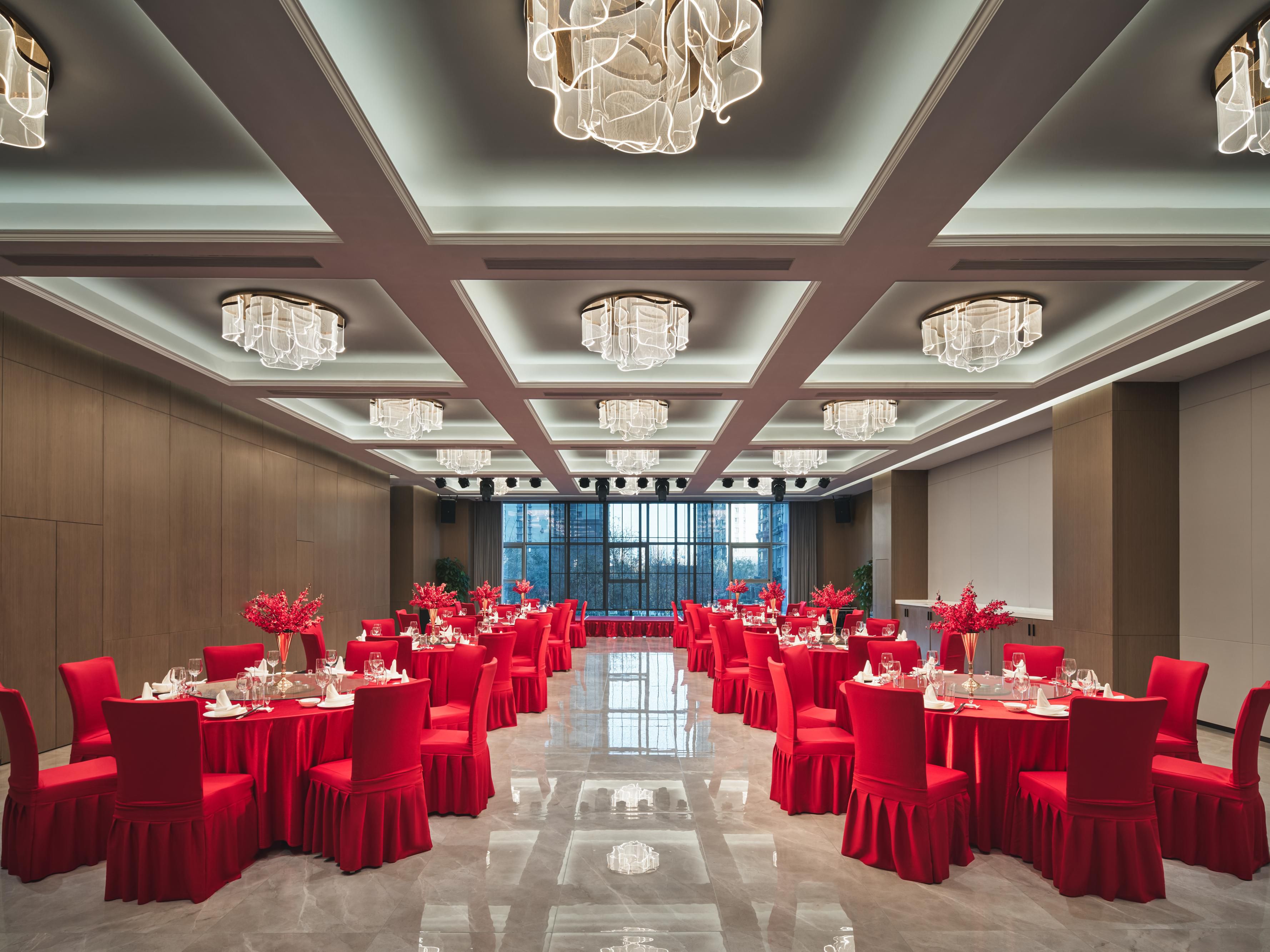 Jing He Xuan Chinese Restaurant has 6 private rooms , pillarless banquet hall 2, can accommodate about 200 people at the same time, the design decoration is fashionable and full of local characteristics, form a menu exquisite Shaanxi cuisine and Cantonese cuisine, unique signature dishes make feel the charm of "food in Xi'an, taste in the legend",