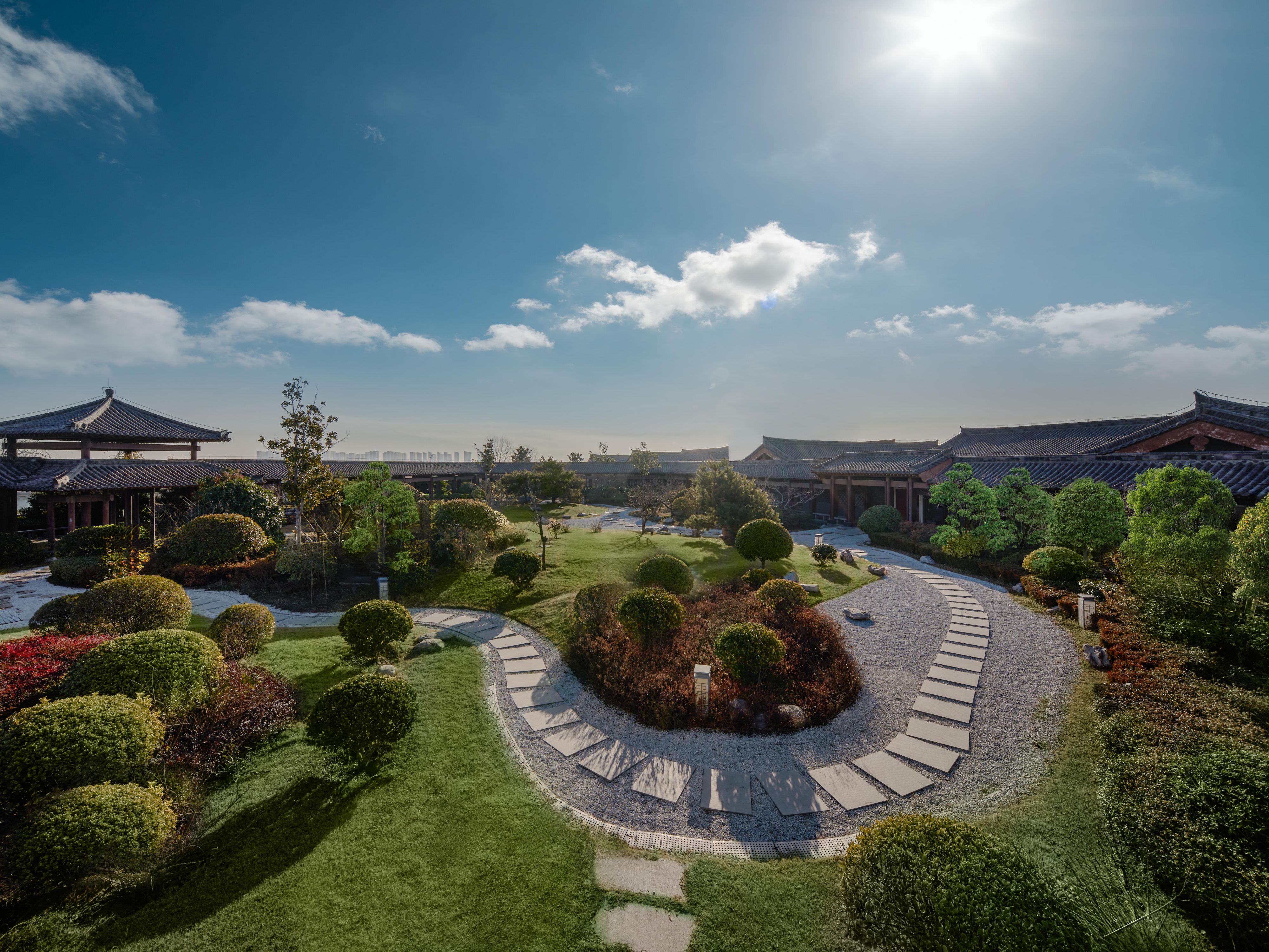 The hotel blends ancient courtyard charm with Suzhou-style garden aesthetics, creating a harmonious fusion of classic and contemporary design. Exquisite Chinese private rooms are nestled within the courtyard, while the sky garden, adorned with seasonal blooms, provides an idyllic backdrop for romantio weddings and bespoke events.