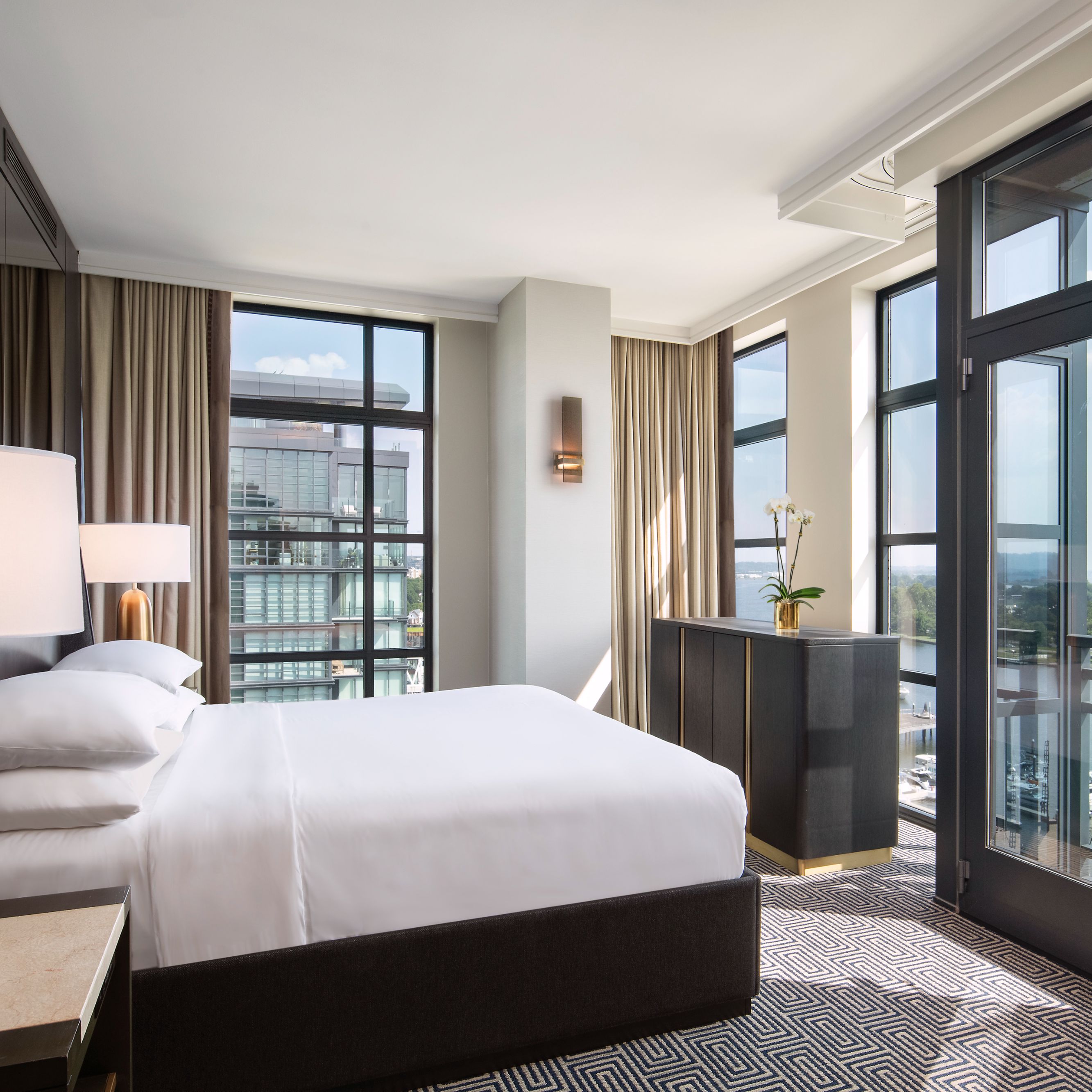 Presidential suite with king bed and Potomac River views