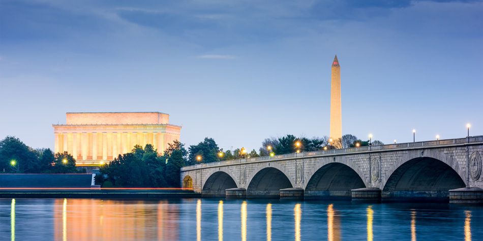 Potomac River featuring Washington Memorial and Lincoln Memorial in the background