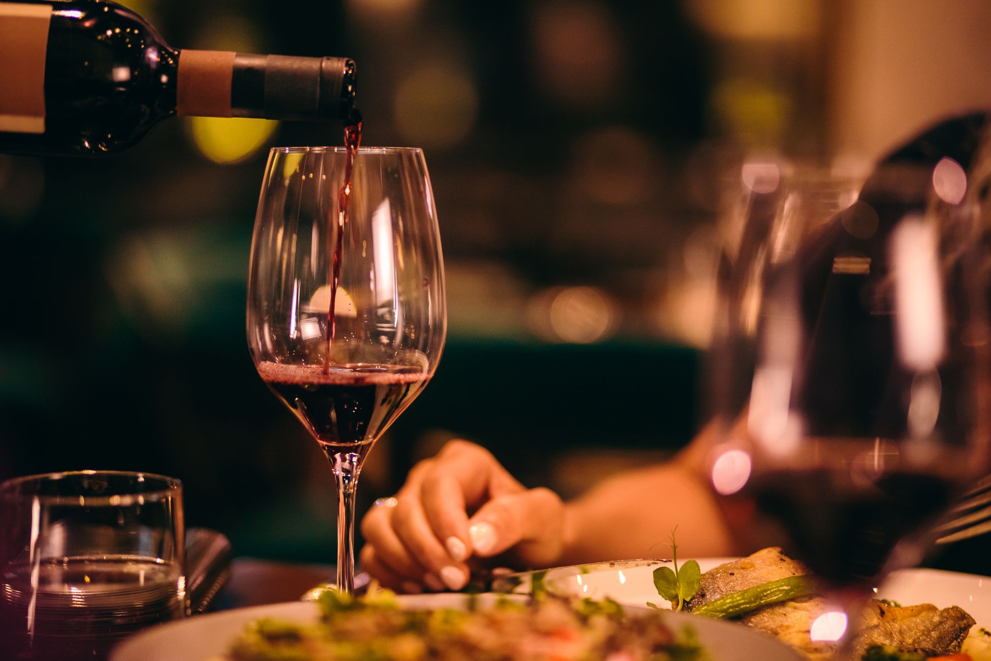 Se vierte vino en copas