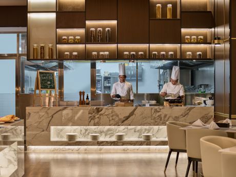 W Restaurant Crowne Plaza Phnom Penh by IHG