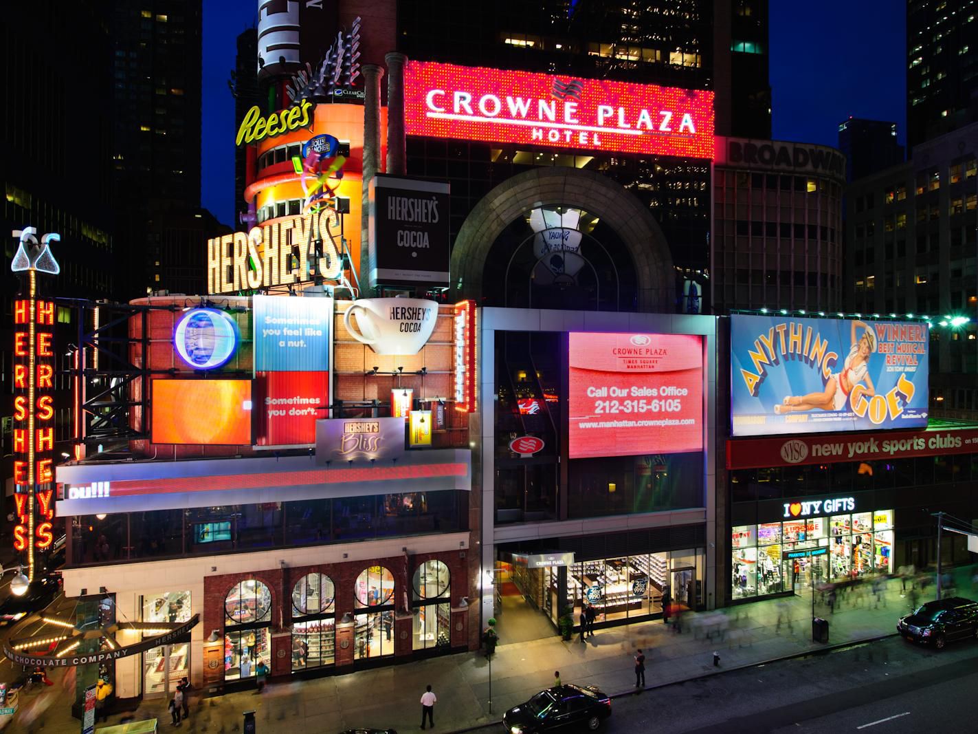 ブロードウェイ沿いのクラウンプラザ Times Square Manhattan Hotel エントランス
