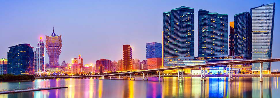 ナムヴァン湖の向こうに立つマカオ・サールの夜景