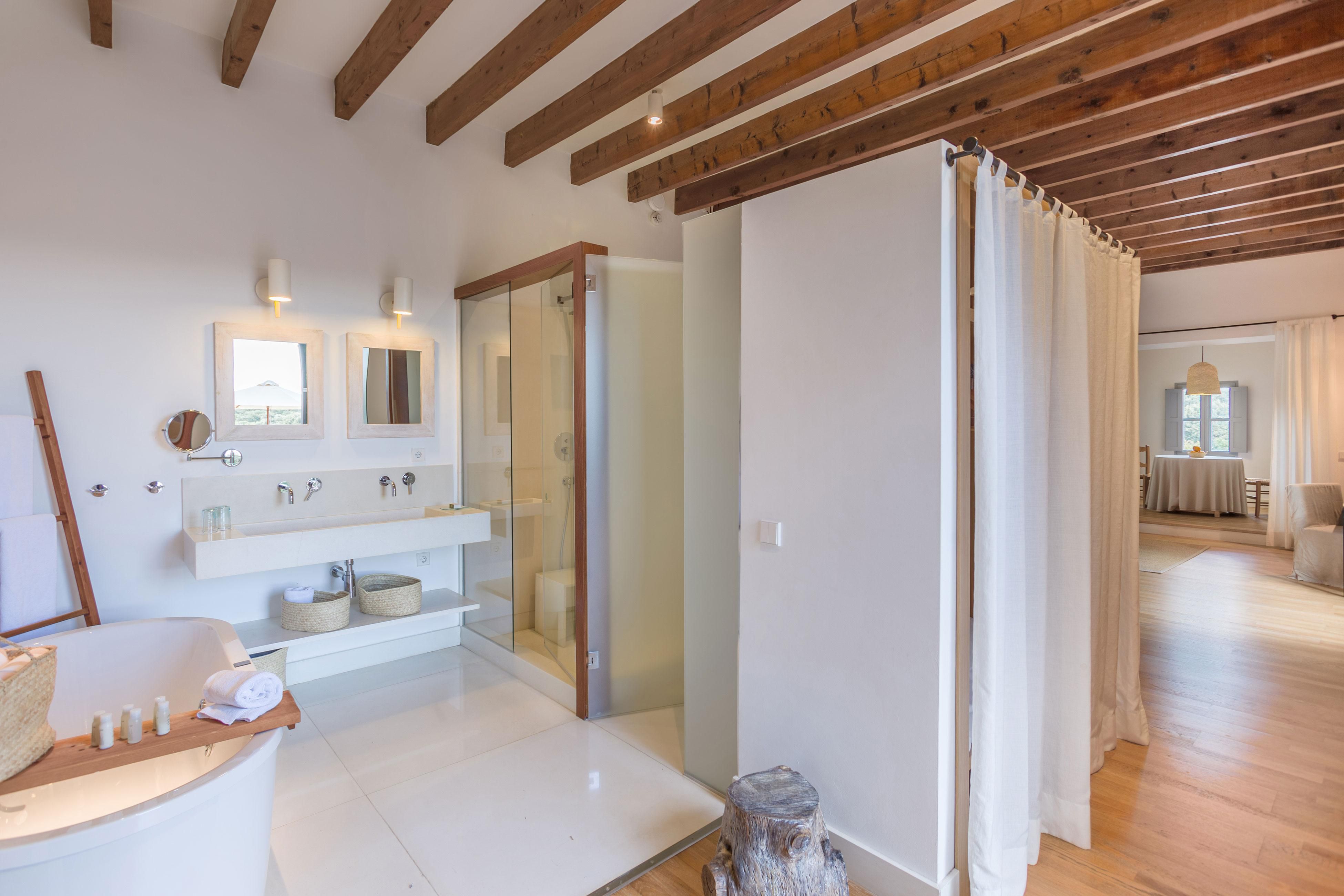 Adjacent Stars Centre shopping mall with over 640 stores