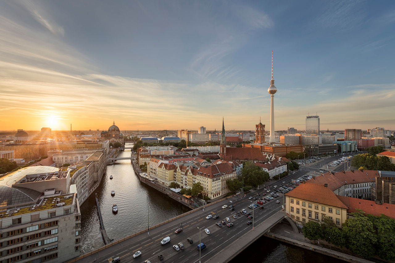 Tour de télévision, hôtel de ville rouge, cathédrale de Berlin et fleuve Spree, Berlin, Allemagne